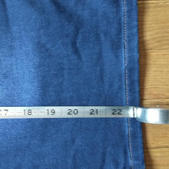 Amazon best seller Lee Women's Relaxed Fit Skirt, dark denim, size 6-8 - Picture 3 of 7